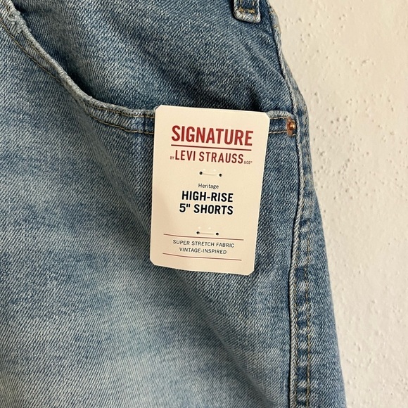 Levi Strauss Signature High Rise Disstred 5” Short, Size 26 - Picture 4 of 6
